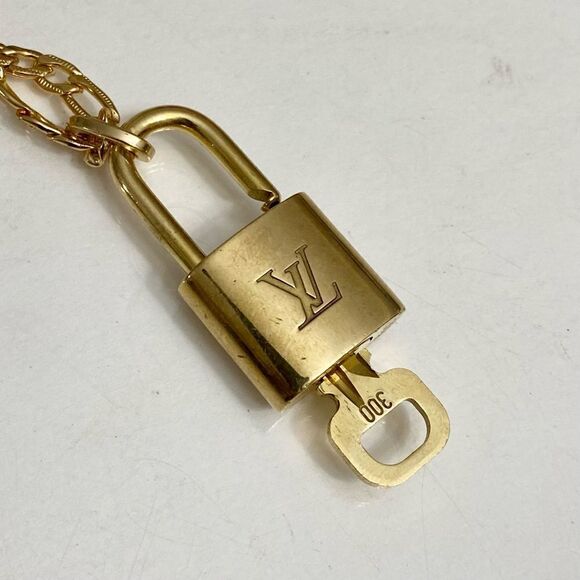 ๐บLouisโVuitton Lock and key on Gold Tone Necklace #300 - Picture 4 of 10